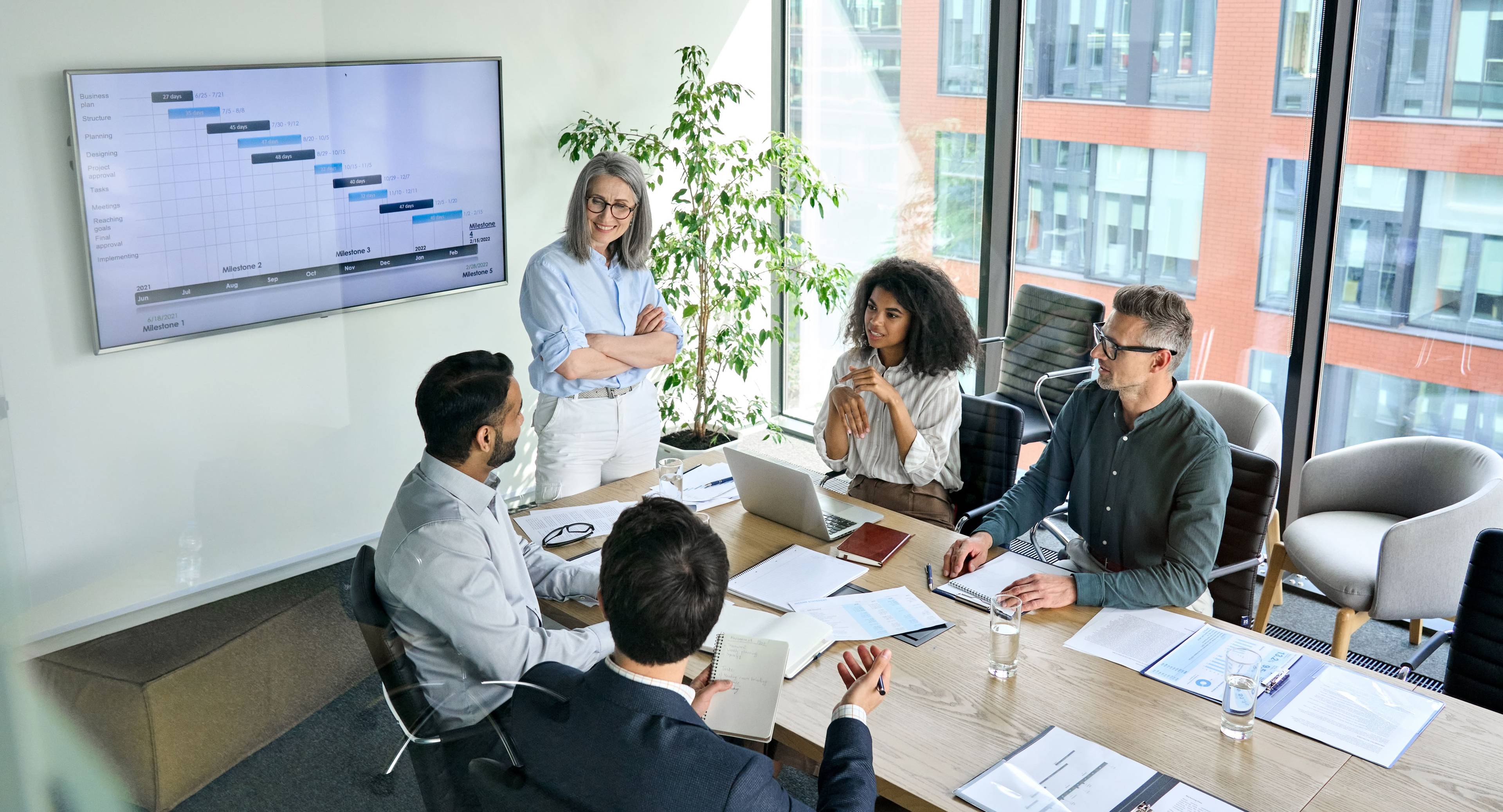 Power BI Migration Beratungsgespräch — DBI Analytics Consultant und Kunde analysieren Migrationspfad