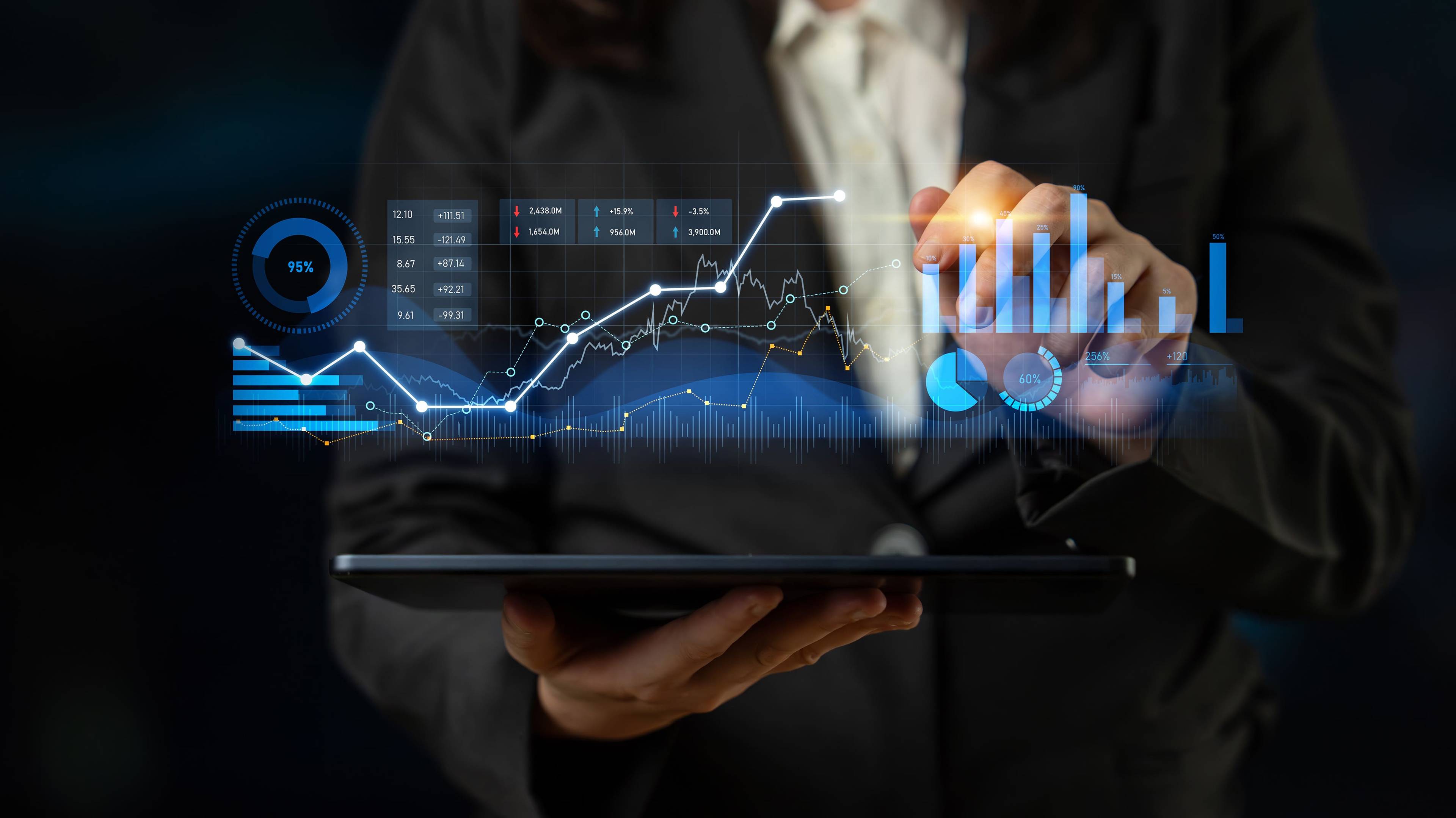 Power BI Implementierung in der Praxis — Analyst arbeitet mit DBI Consultant am Datenmodell
