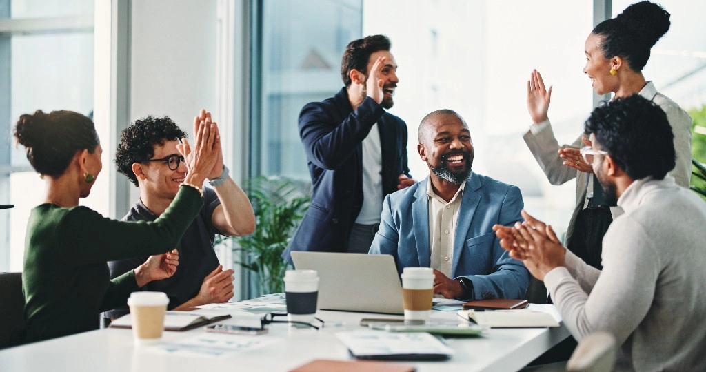 Team feiert erfolgreichen Abschluss der Tableau nach Power BI Migration Schulung